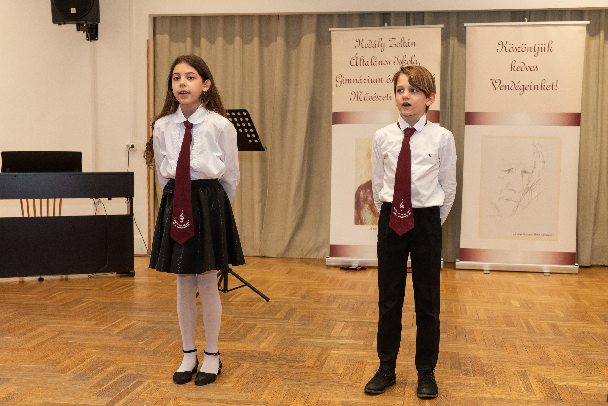 Képeken a társaséneklési verseny a Kodályban