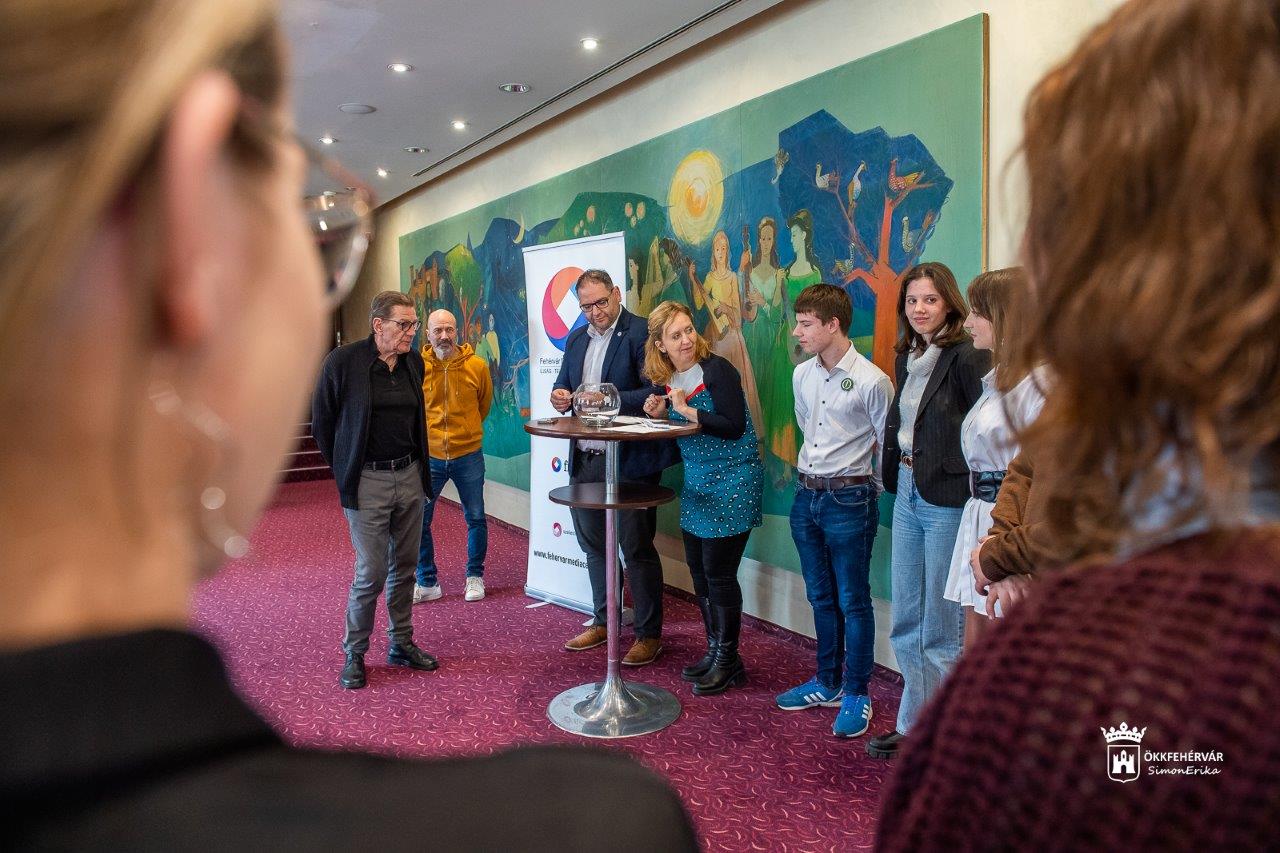 Kisorsolták a XIII. Versünnep mentorait