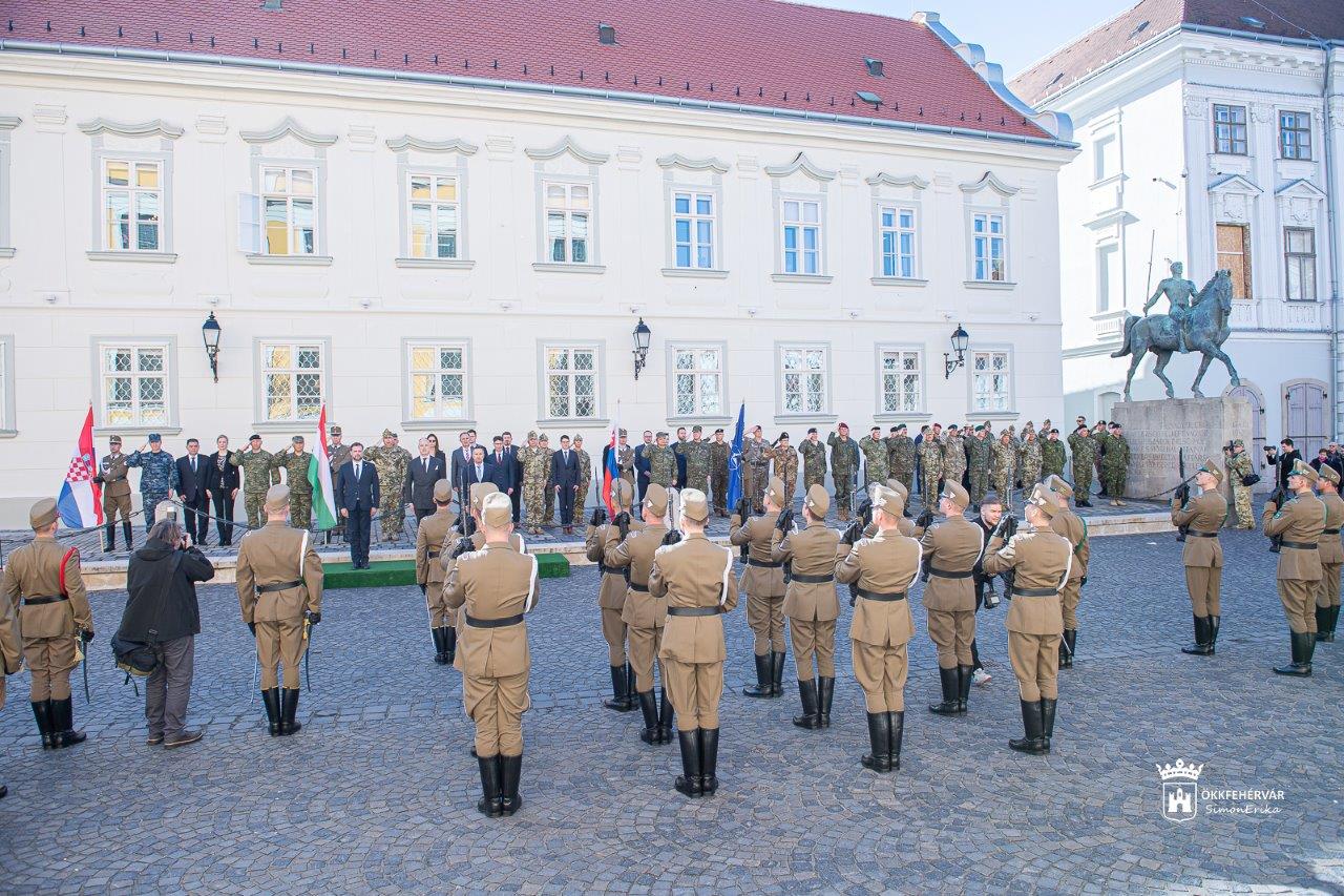 Zászlóátadás-átvétel - az NFIU a HQ MND-C részeként működik tovább Fehérváron