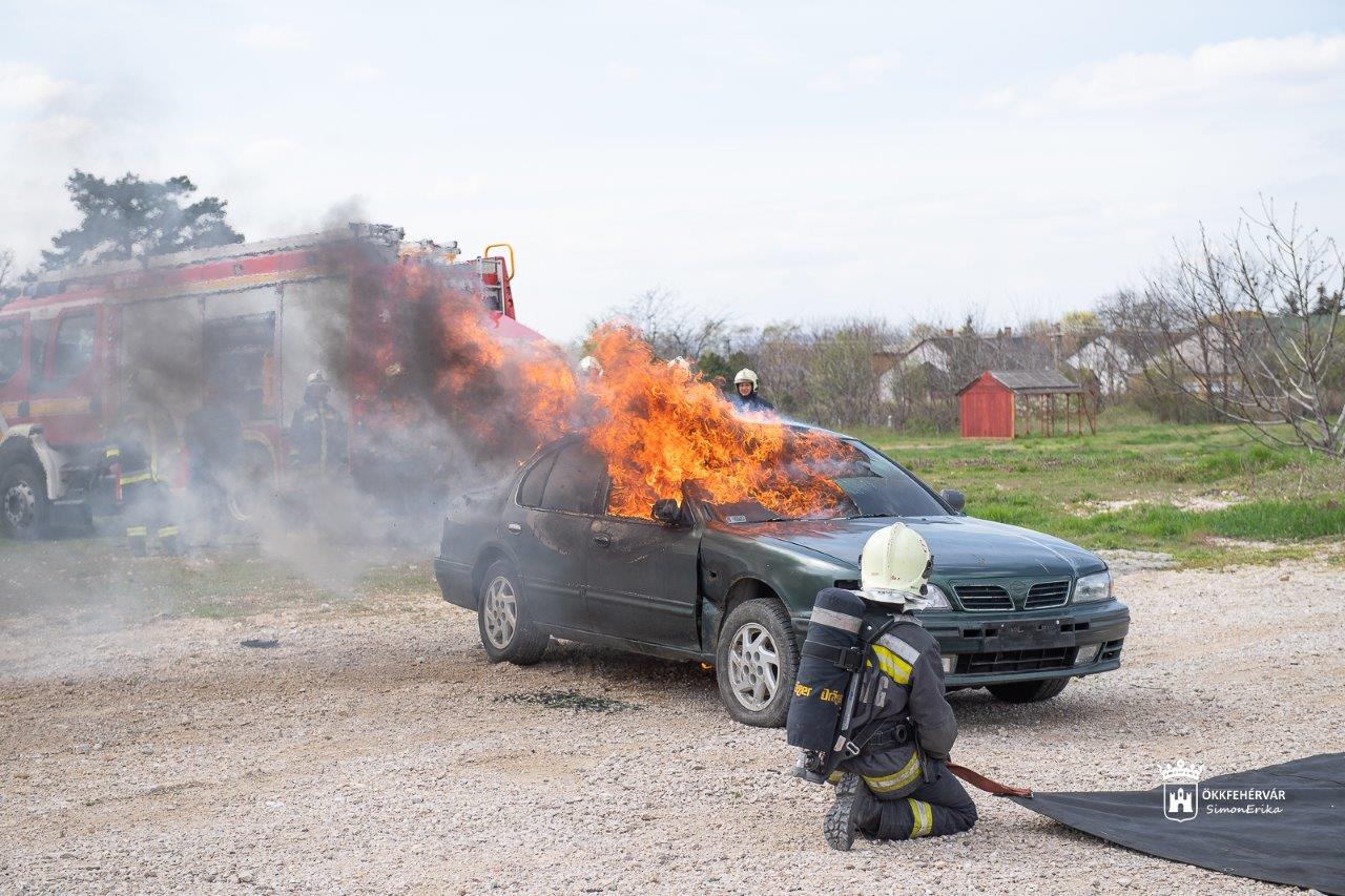 Így oltanak el egy égő autót a fehérvári tűzoltók egy speciális tűzoltó takaróval