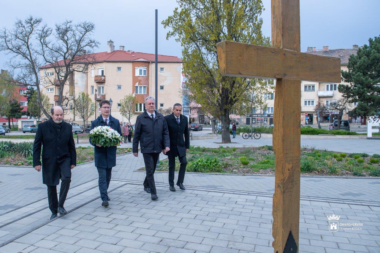 Néma koszorúzás a katyńi vérengzés áldozatainak emléknapján Fehérváron