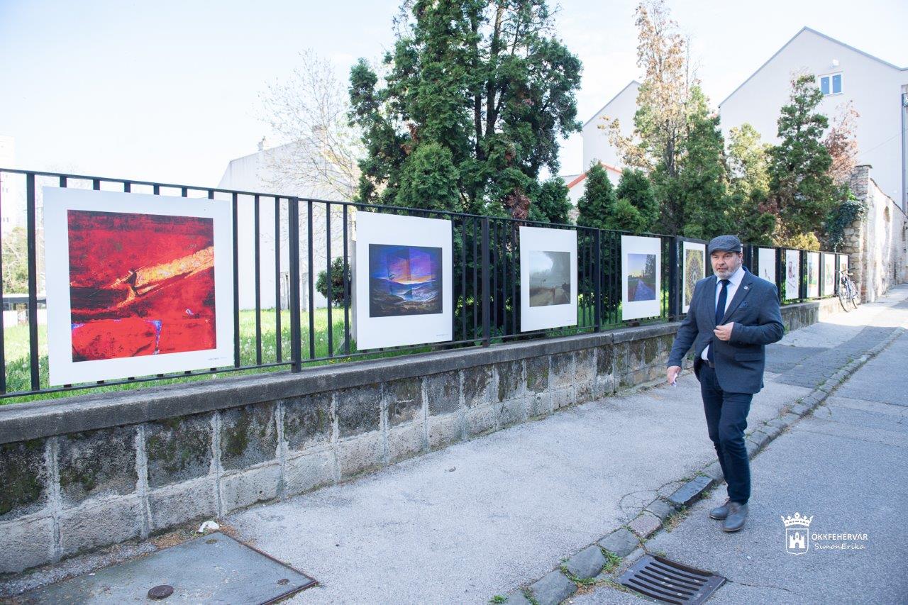 Túl…/Beyond… címmel nyílt szabadtéri kiállítás a Várkörúton a Múzeum kerítésén