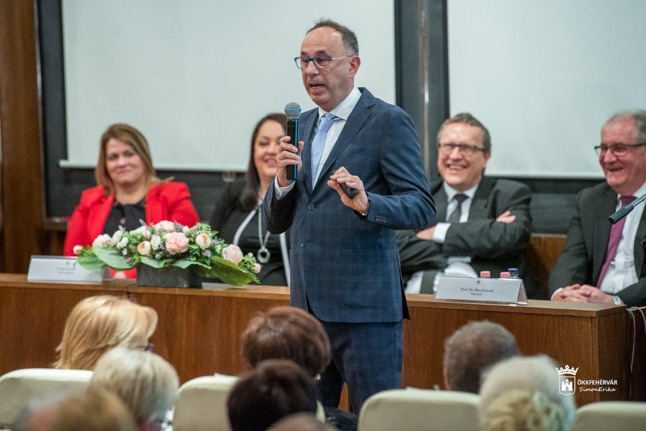 Képeken a Szent György napi ünnepség a kórházban