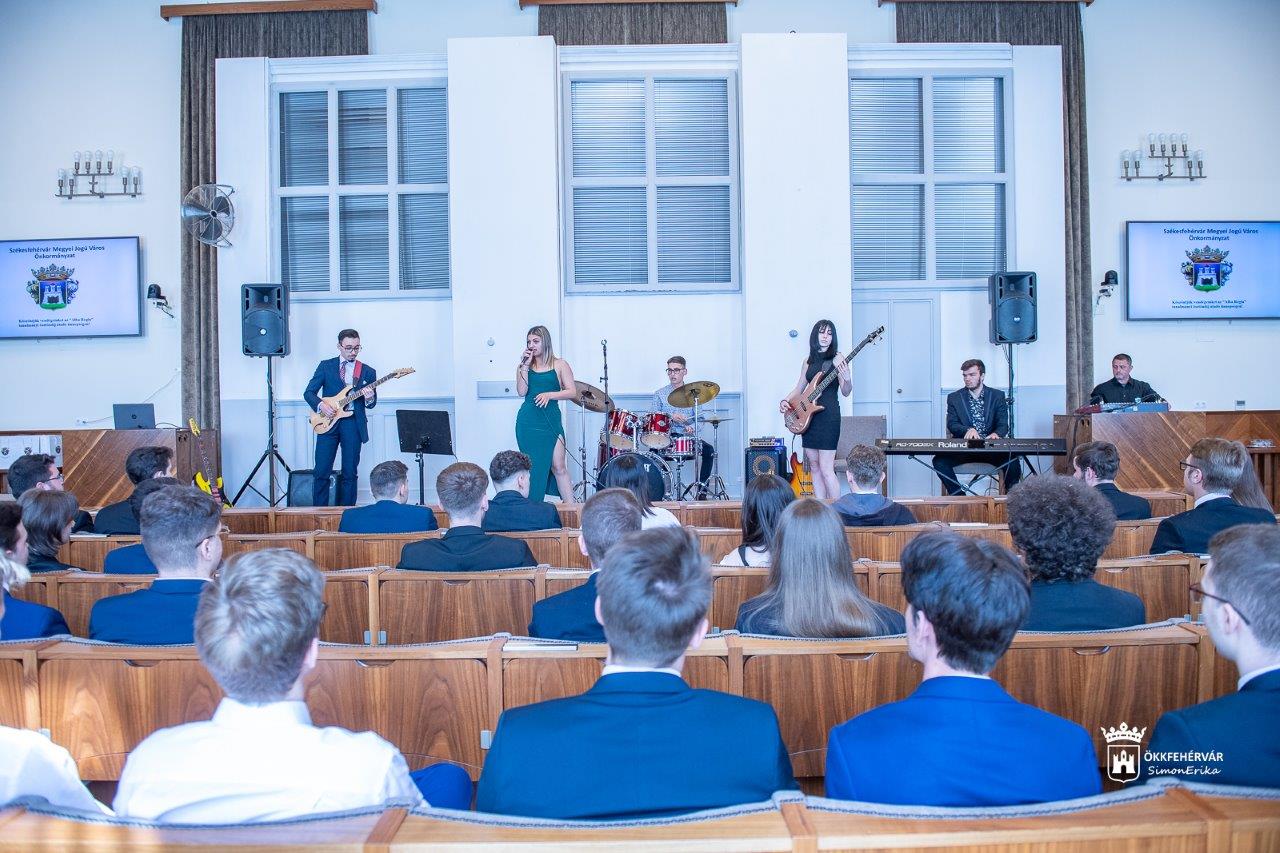 Képeken az Alba Regia Ösztöndíjak átadása