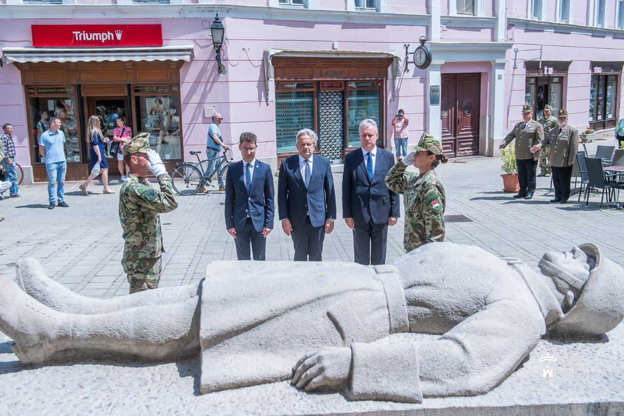 Hősök napi megemlékezés a Fekvő katona szobornál