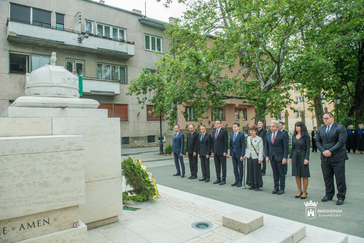 Koszorúkkal emlékeztek Fehérváron a nemzeti összetartozás napján