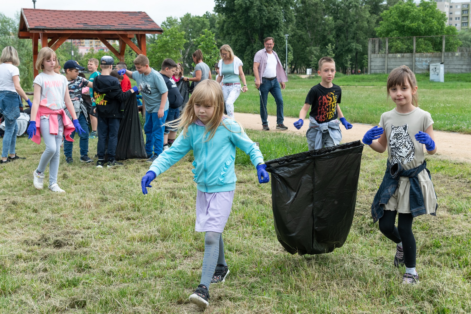Több száz gyermek szedte a szemetet a Palotavárosi tavak körül