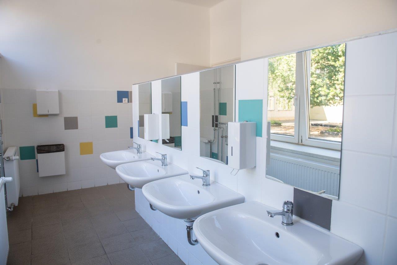 Ilyenek lettek az új fehérvári, iskolai vizesblokkok