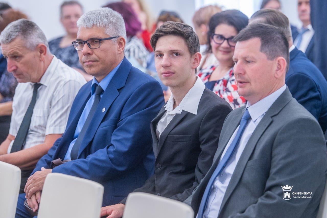 Tanulmányi és szakmai versenyeken szerepelt diákokat köszöntöttek
