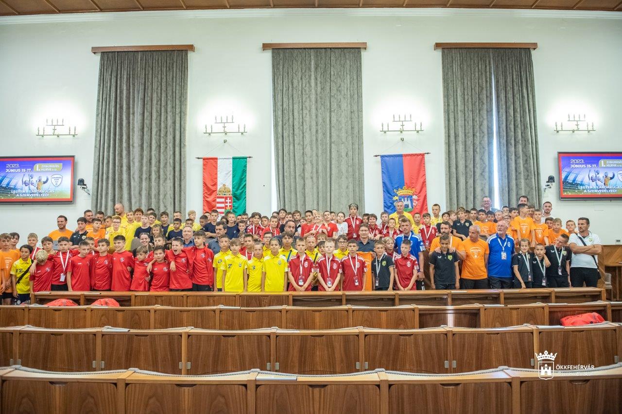 Az I. Zakariás Kupára érkezett gyermekek látogattak a Városházára