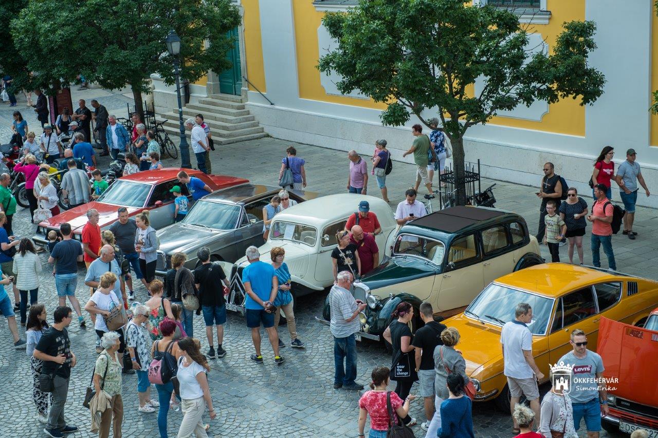 Veterán autók és fúvószene a Városház téren