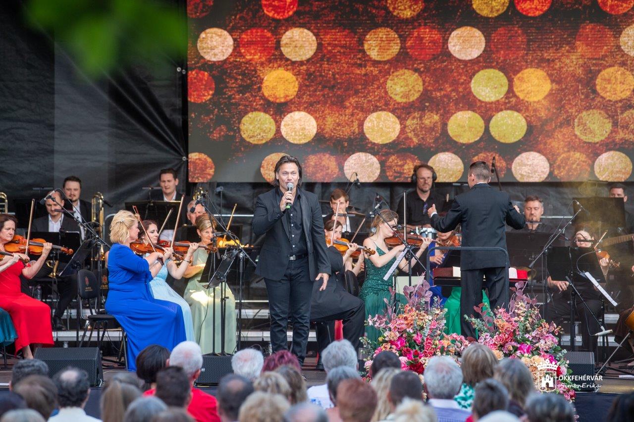 Szeretni bolondulásig - képeken az Alba Regia Szimfonikusok koncertje
