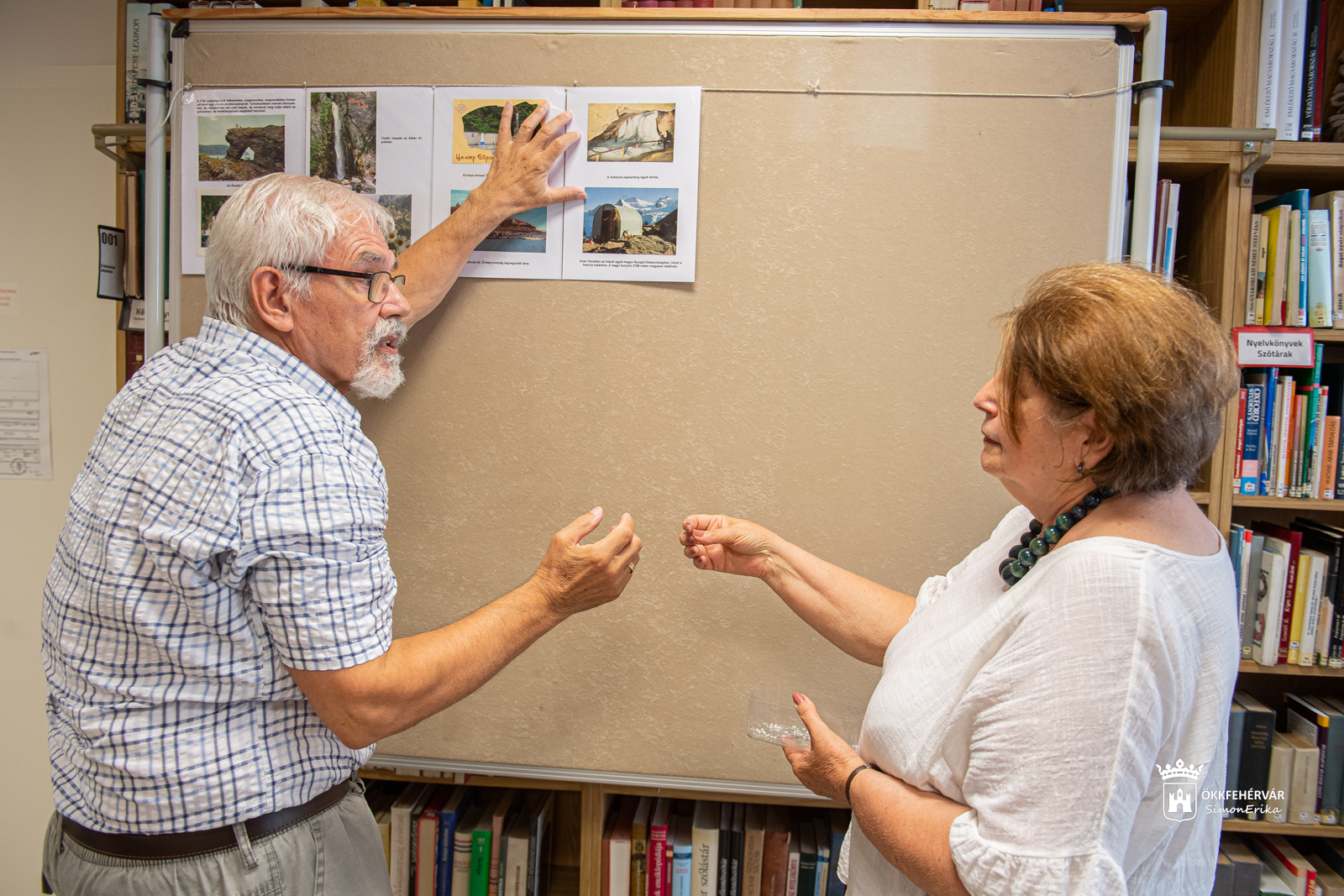 Utazzunk címmel nyílt képeslap kiállítás