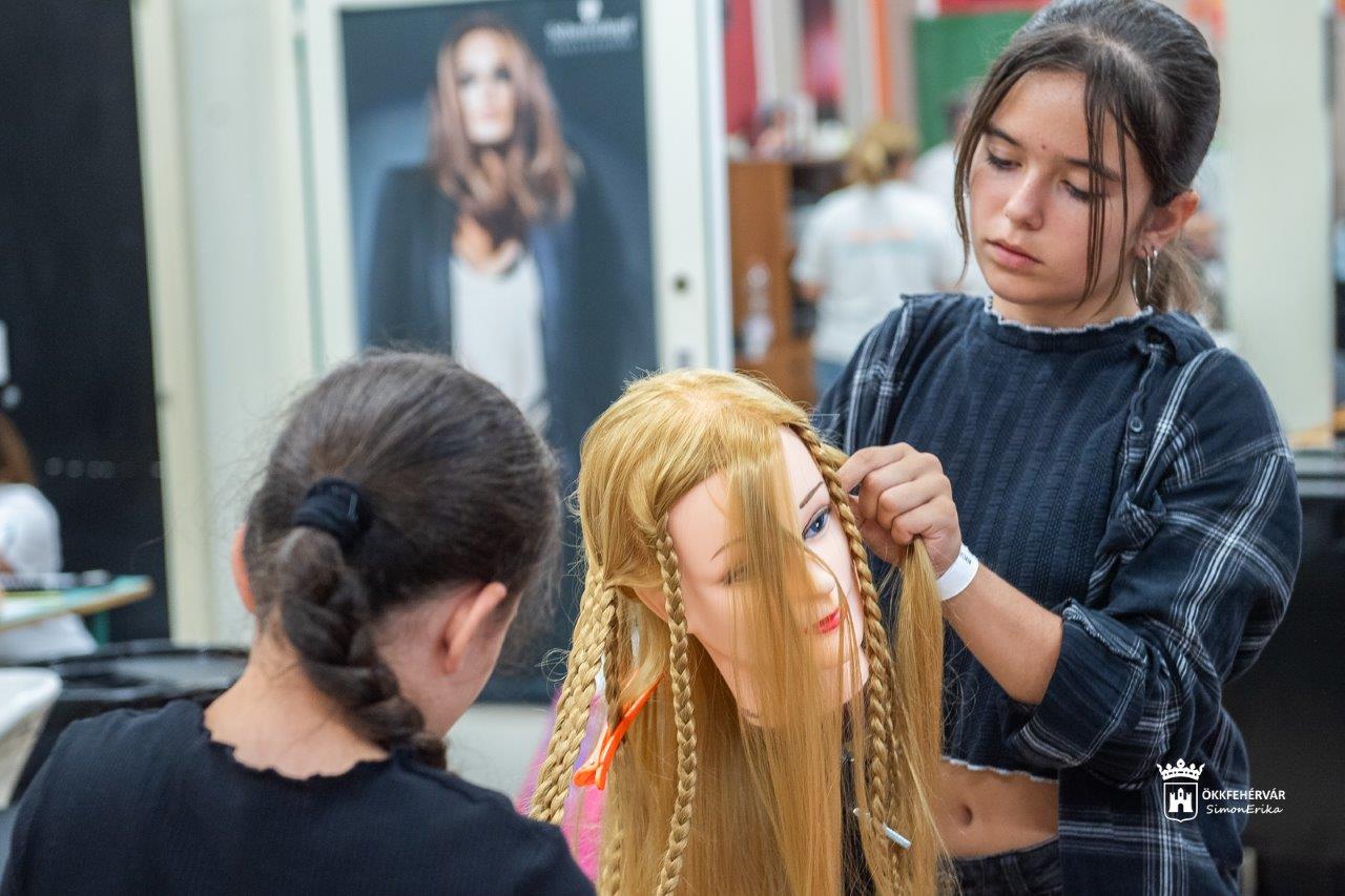Fodrászat, kozmetika és varrás a SzakMa táborban