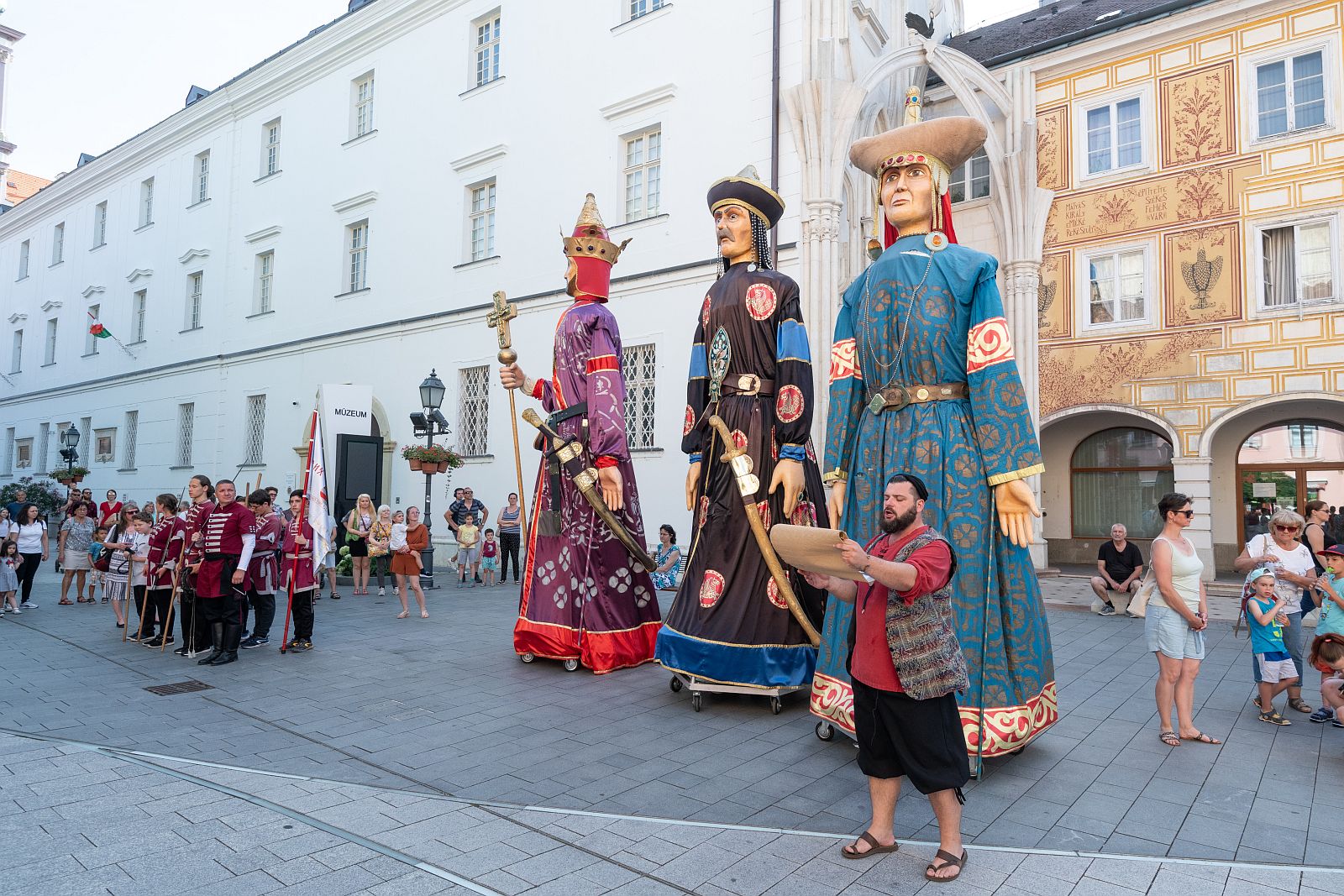 Óriásbábok a Fő utcán, koncert a Zenepavilonban