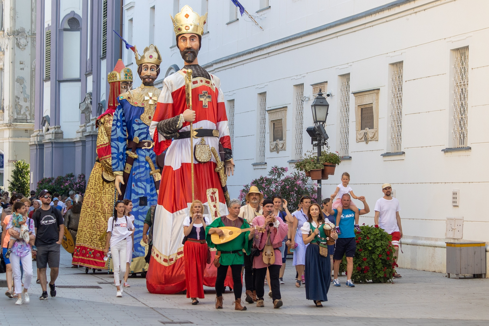 Szent László, Salamon király és Könyves Kálmán - óriásbábok a Fő utcán