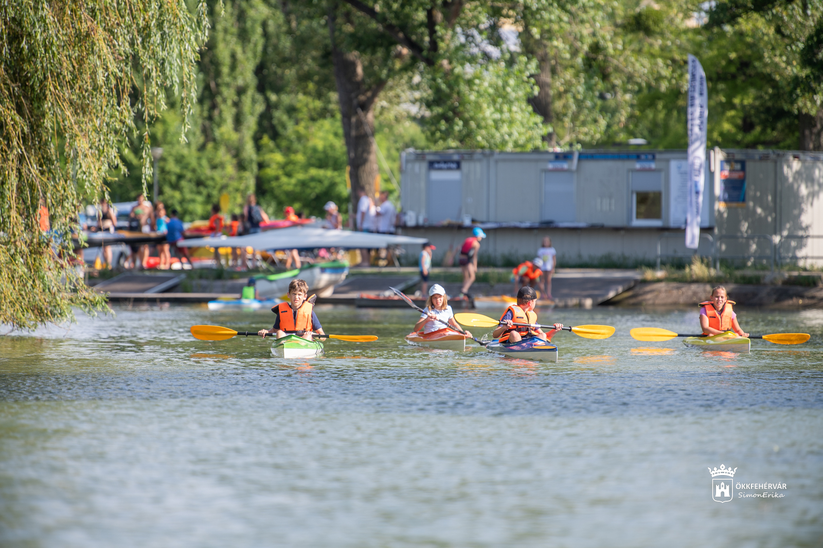 Kajakos fiatalok edzése a Csónakázó-tavon