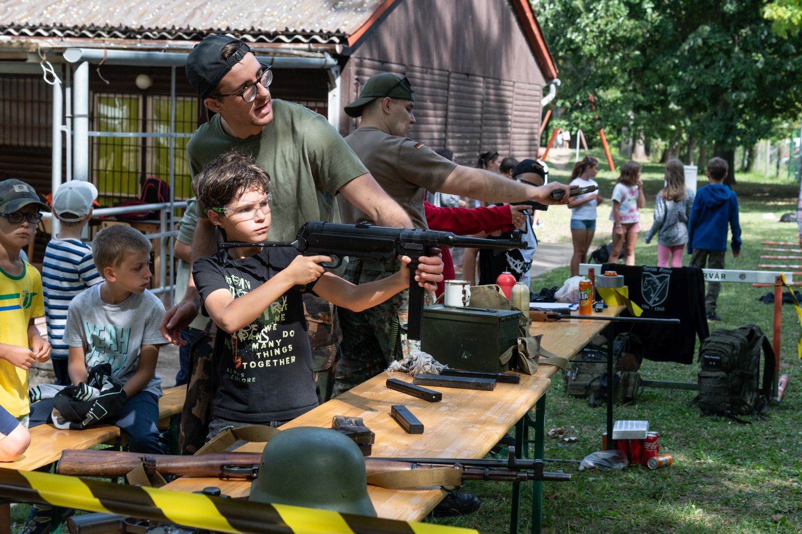 Honvédelmi hagyományőrzés a Napraforgó Városi Napközis Táborban