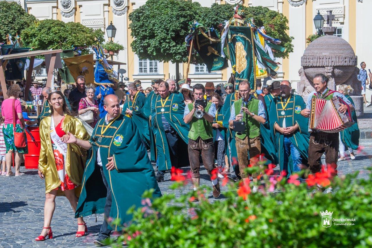 Mézlovagrendek felvonulása a Fehérvári Mézünnepen