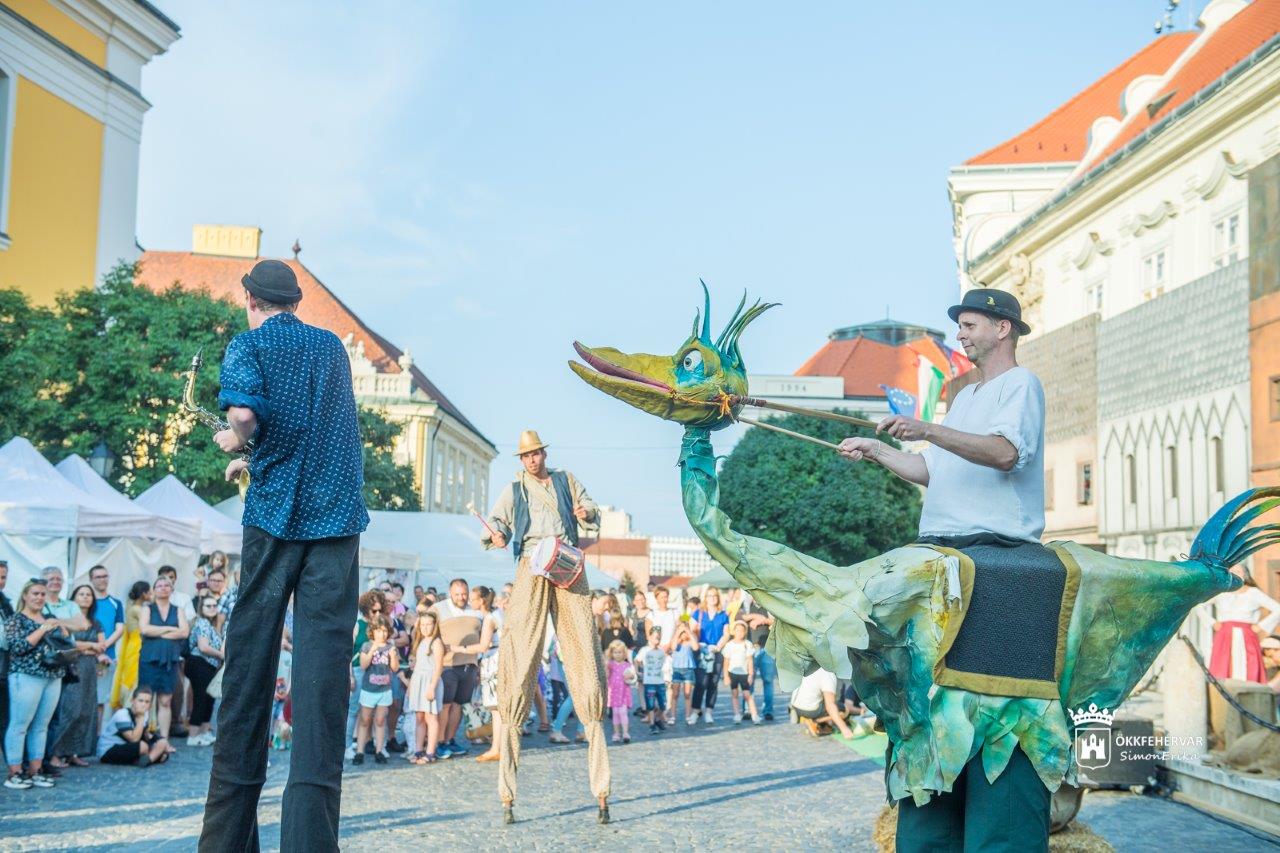 Koronázási Ünnepi Játékok - gólyalábasok a Belvárosban