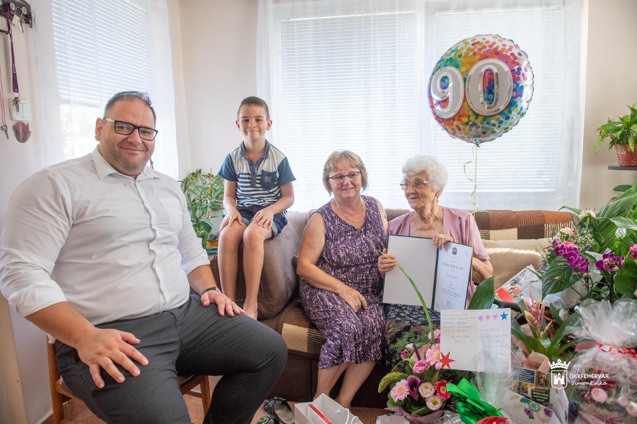 A 90 esztendős Simon Istvánné köszöntése