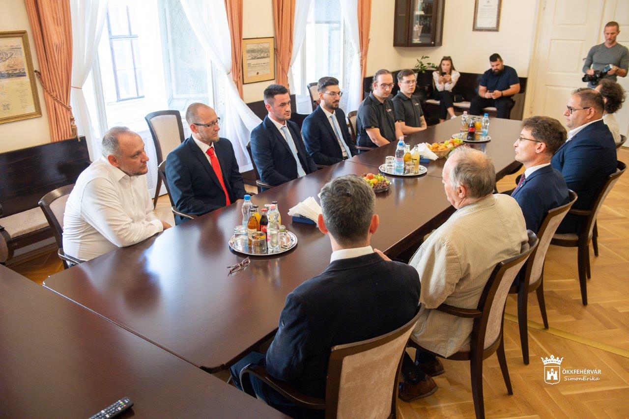 A FANUC Olimpia első helyén végzett ÓE AMK-ás hallgatók a Városházán