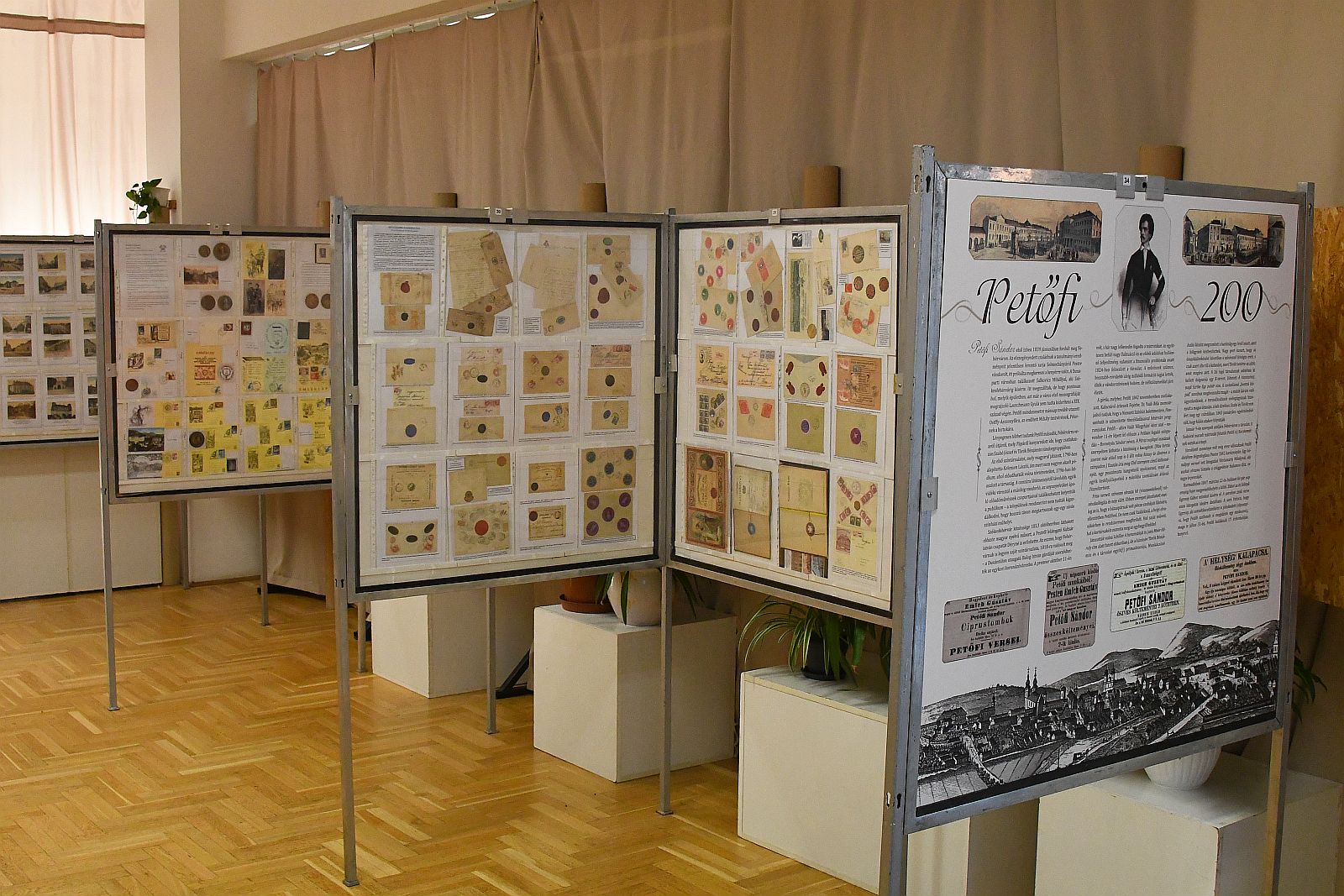 Képeken a Városi Bélyeggyűjtő Kör idei kiállítása