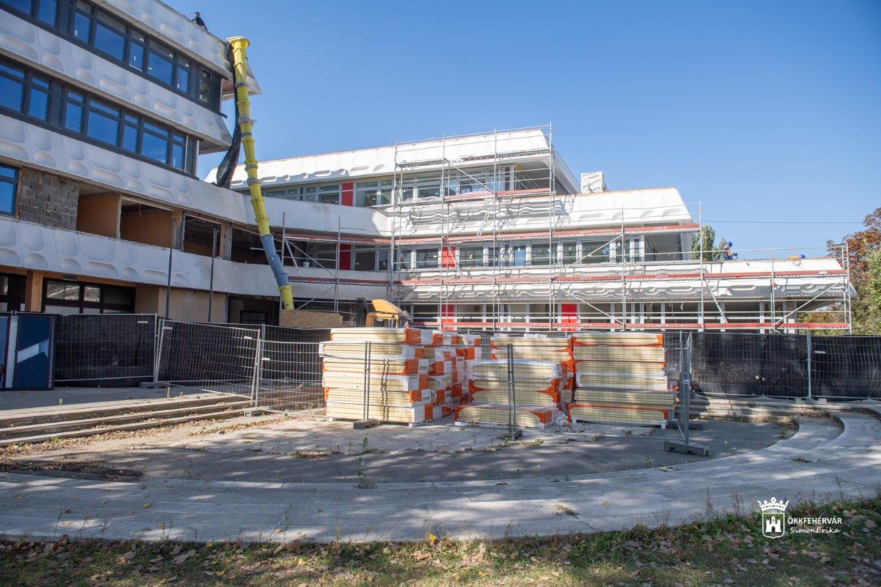 Bejárás a felújítás alatt álló Tóparti Gimnázium épületében