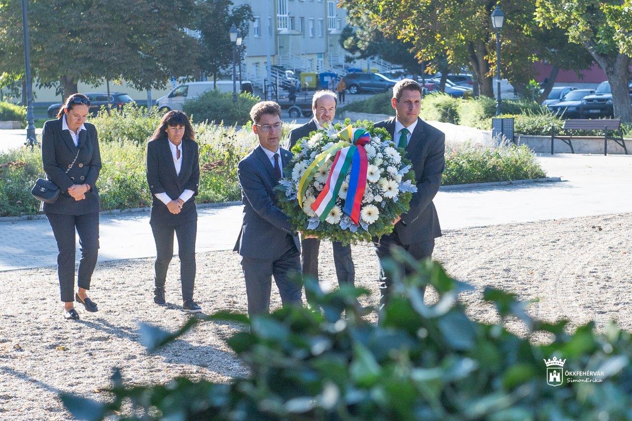 Néma koszorúzás a Corpus Hungaricumnál és a Halesz parkban