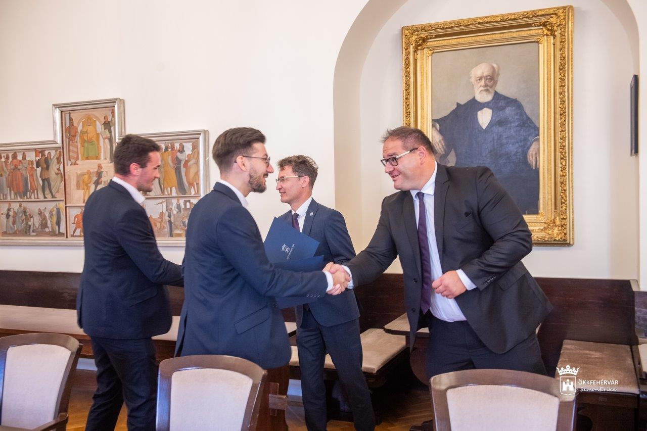 Az Euroskills verseny érmes fiataljait fogadták a Városházán