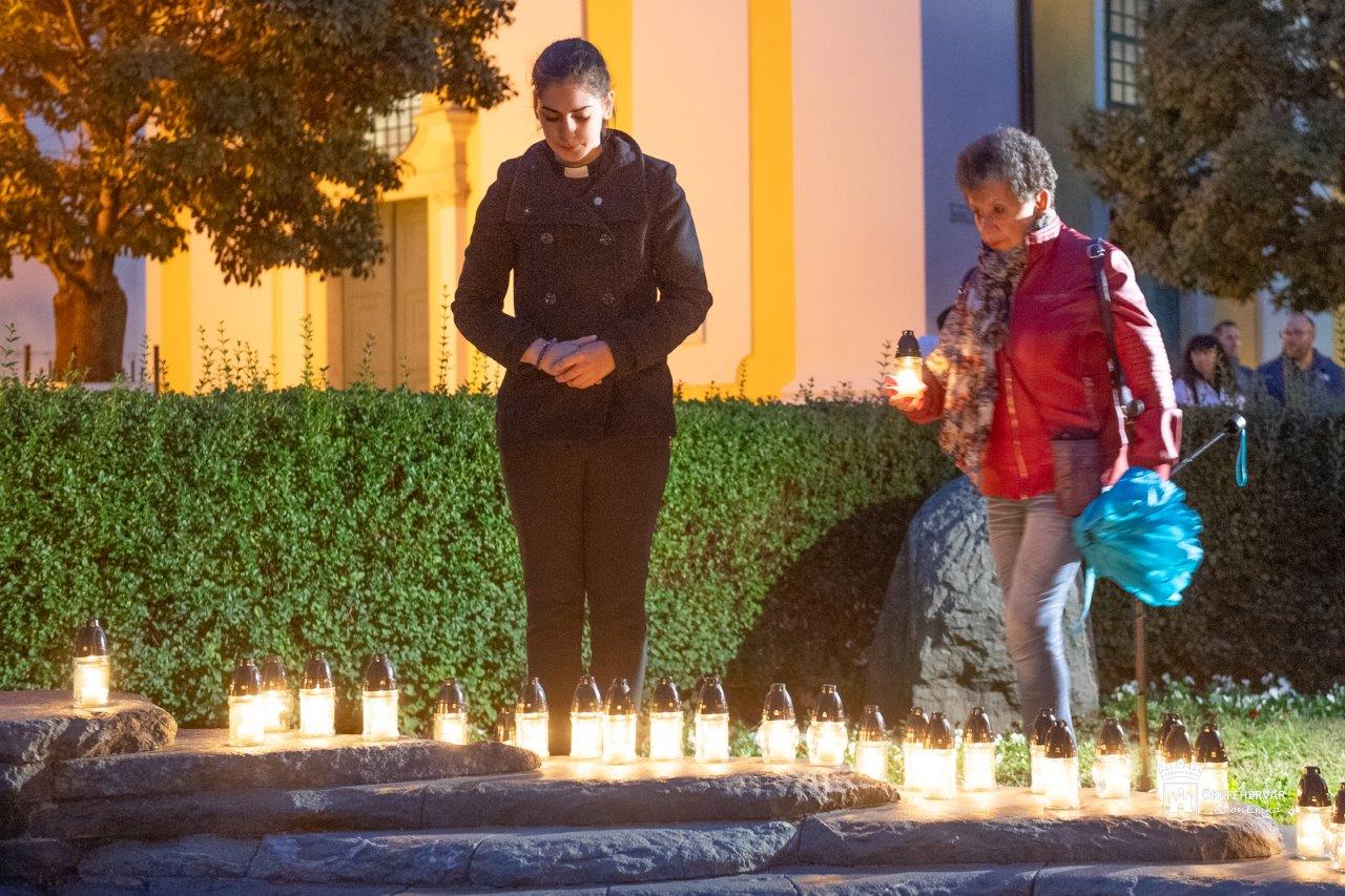 Közös mécsesgyújtás a békéért Székesfehérváron