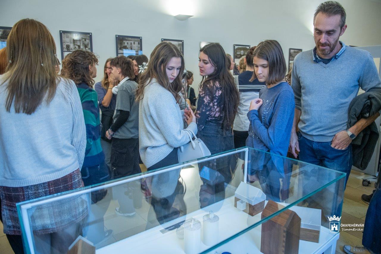 Őszi tárlat a Városházán a Tóparti Gimnázium tehetségeinek munkáiból