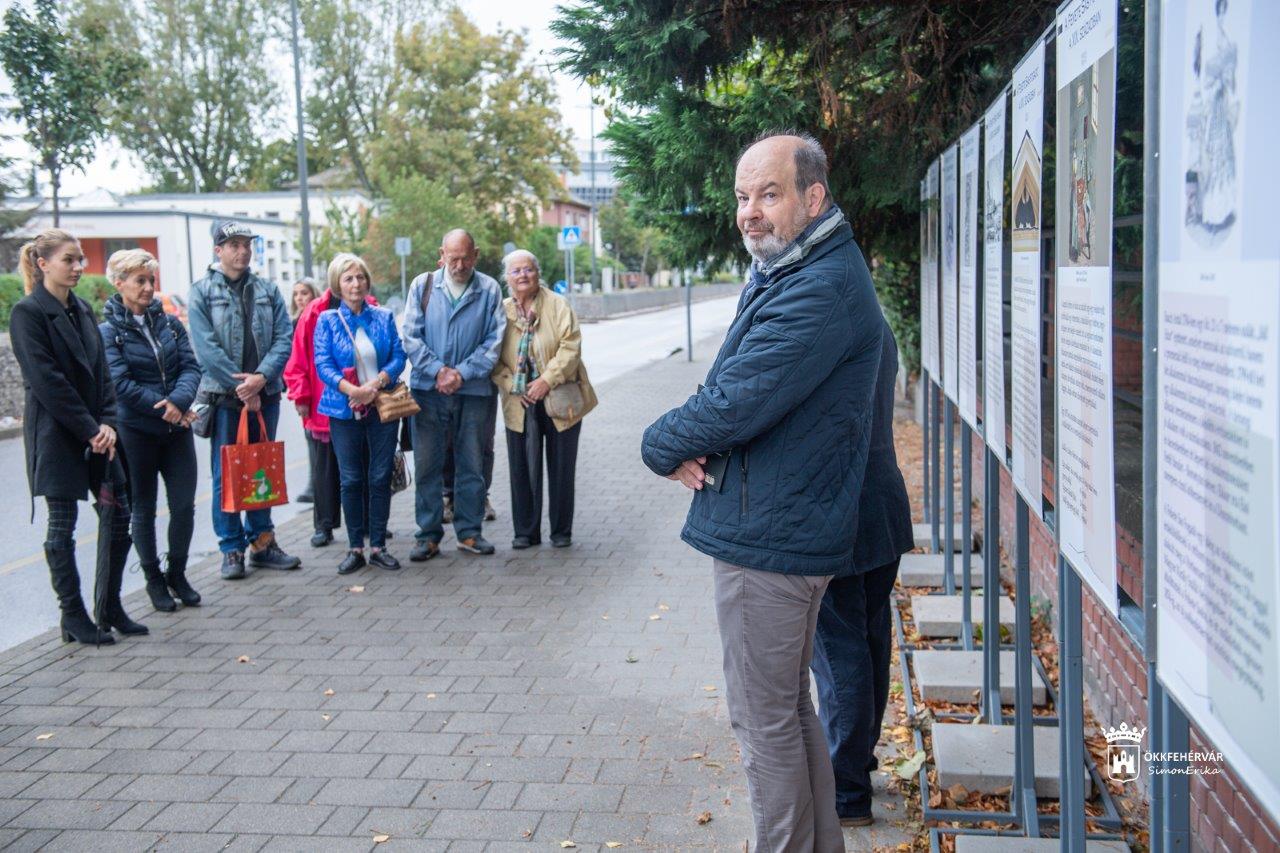 Tablókiállítás nyílt a Várkörúton a Fekete Sas Szállodáról