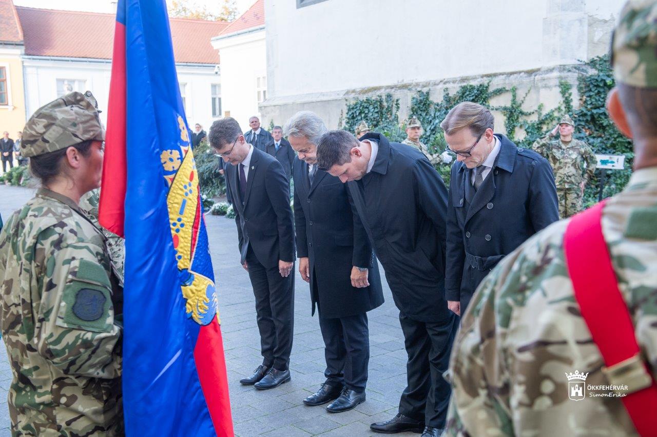 Néma koszorúzás a Bazilika Emlékkeresztjénél 2023.