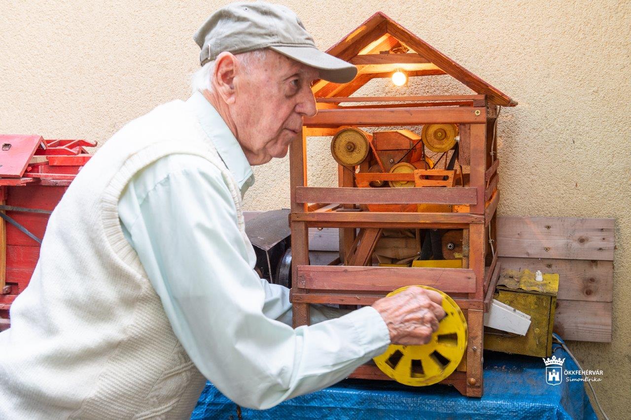 A 90 esztendős Farkas Károlyt köszöntötték