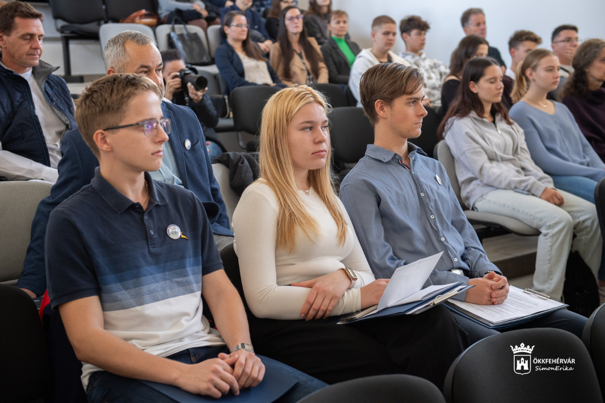 Konferencia a kiberbiztosnágról és az iskolai erőszakről