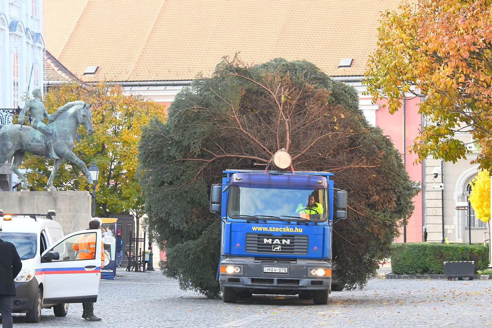 Megérkezett a Városház térre Székesfehérvár karácsonyfája 2023.