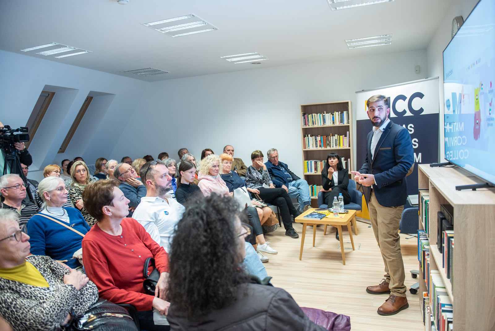 Sayfo Omar előadása a székesfehérvári Mathias Corvinus Collegiumban