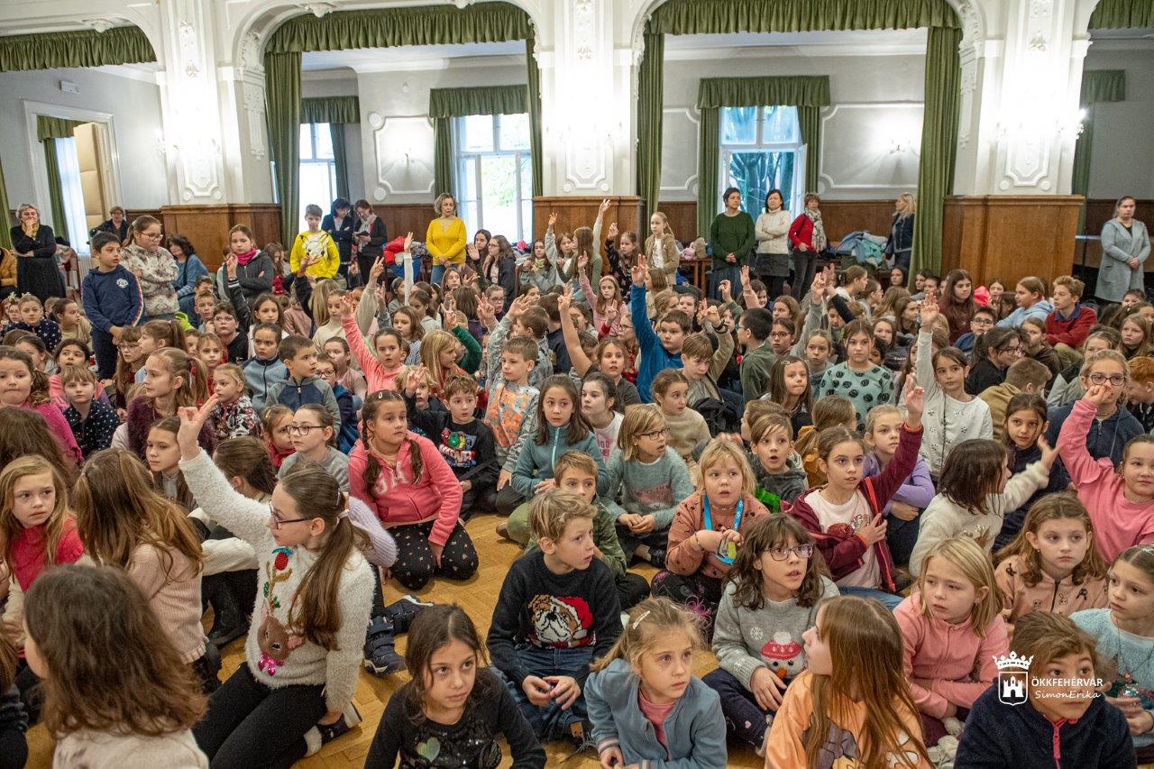 Próbálnak a kisangyalok az adventi koncertre