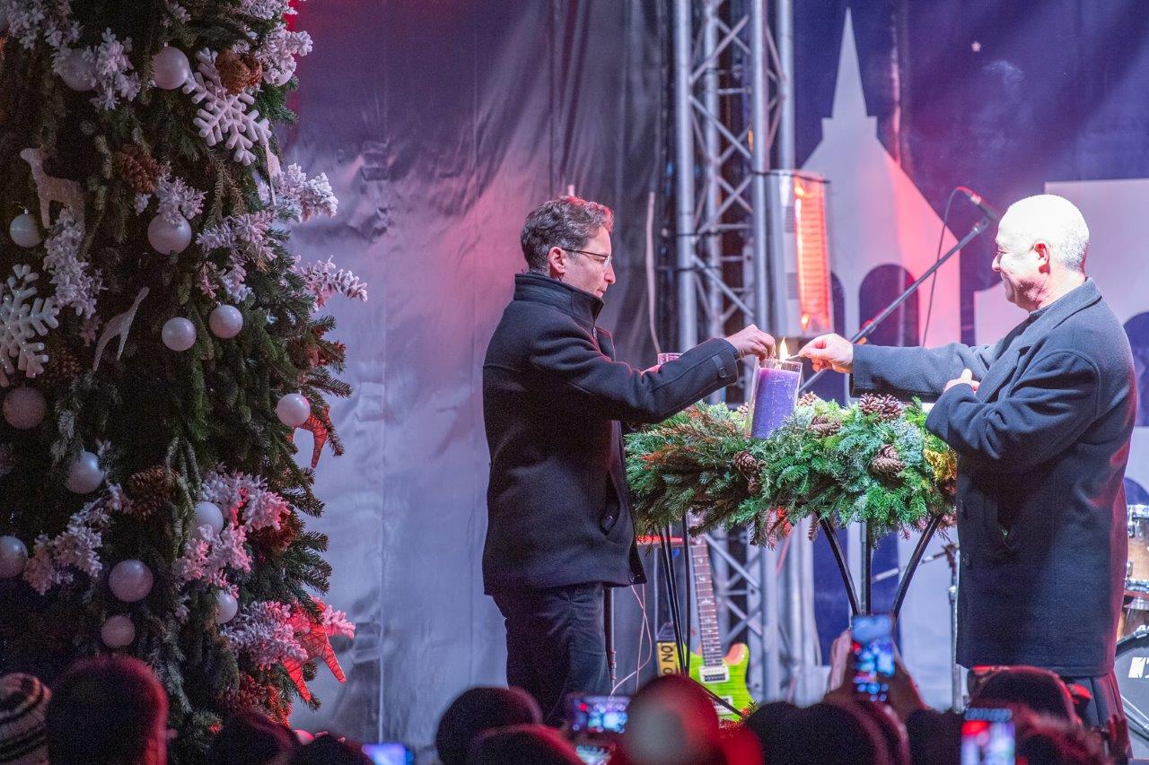 Felgyúltak az ünnepi fények advent első vasárnapján a Belvárosban