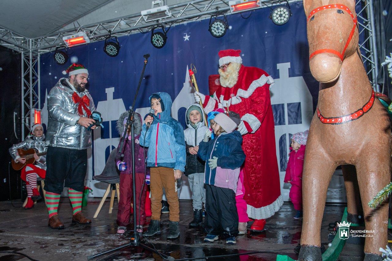 Megérkezett a Mikulás Székesfehérvár Belvárosába is