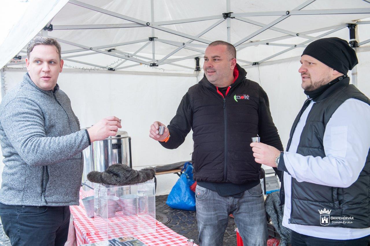 Jótékonysági főzés a Fehérvári Lecsófesztivál zsűrijétől