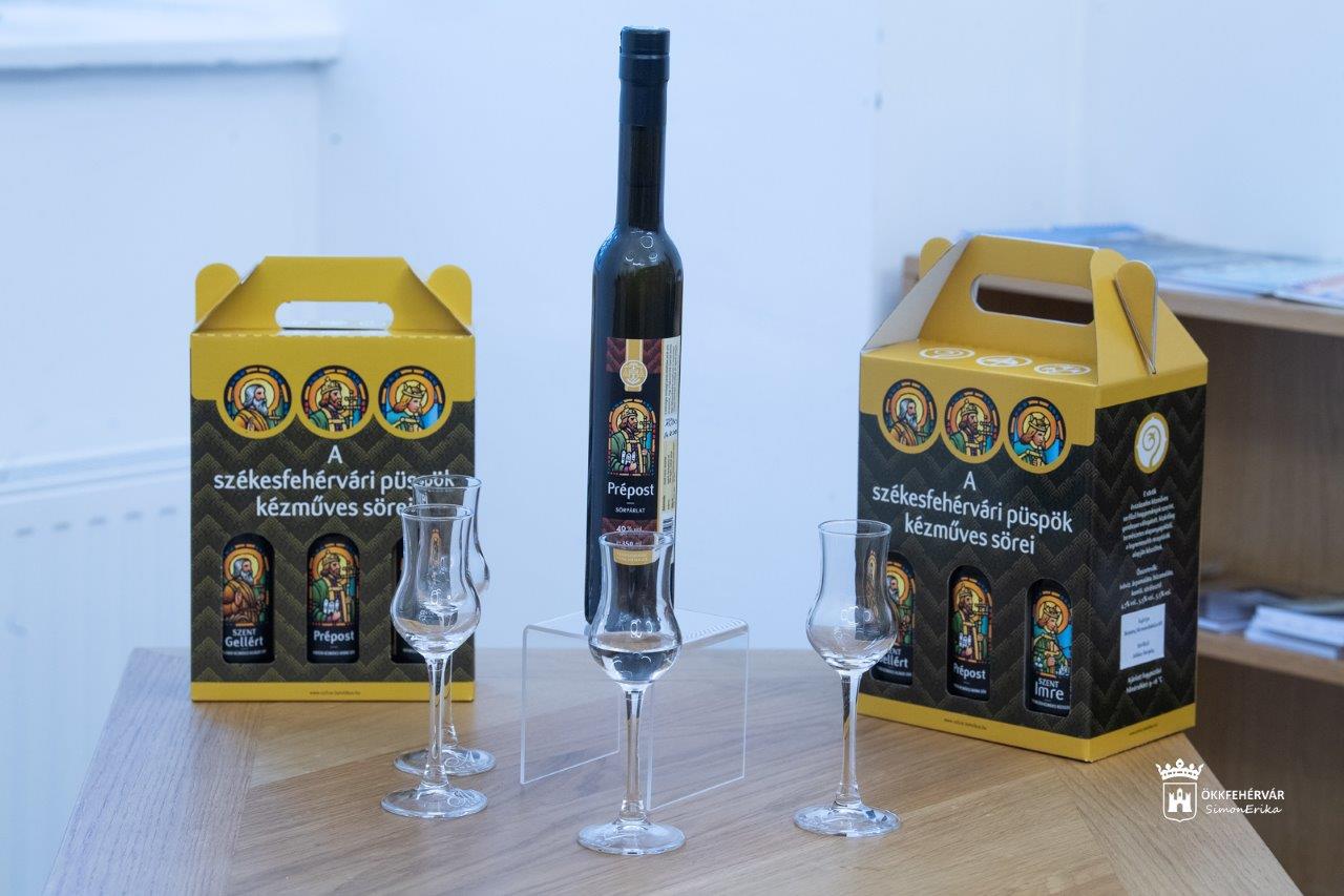 Bemutatták a Prépost sörpárlatot és az újra kapható püspöki söröket a Barátok Kávézó és Teázóban