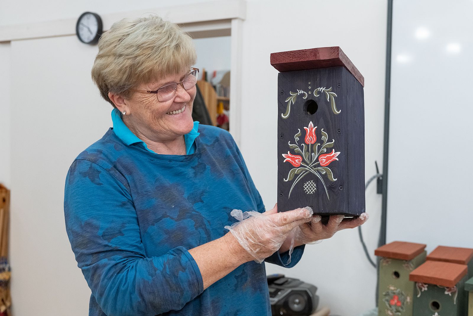 Madárodúkat festettek a maroshegyi bútorfestők