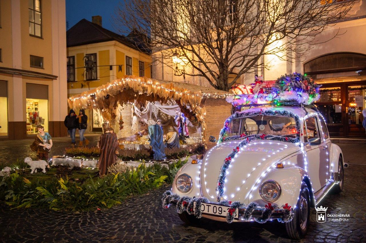 Karácsonyi veterán bogár a Városház téren