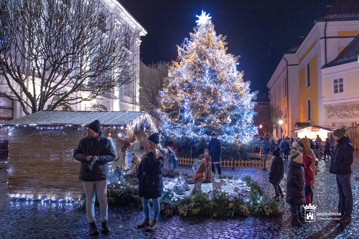 A negyedik gyertya lángja is fellobbant Fehérvár adventi koszorúján
