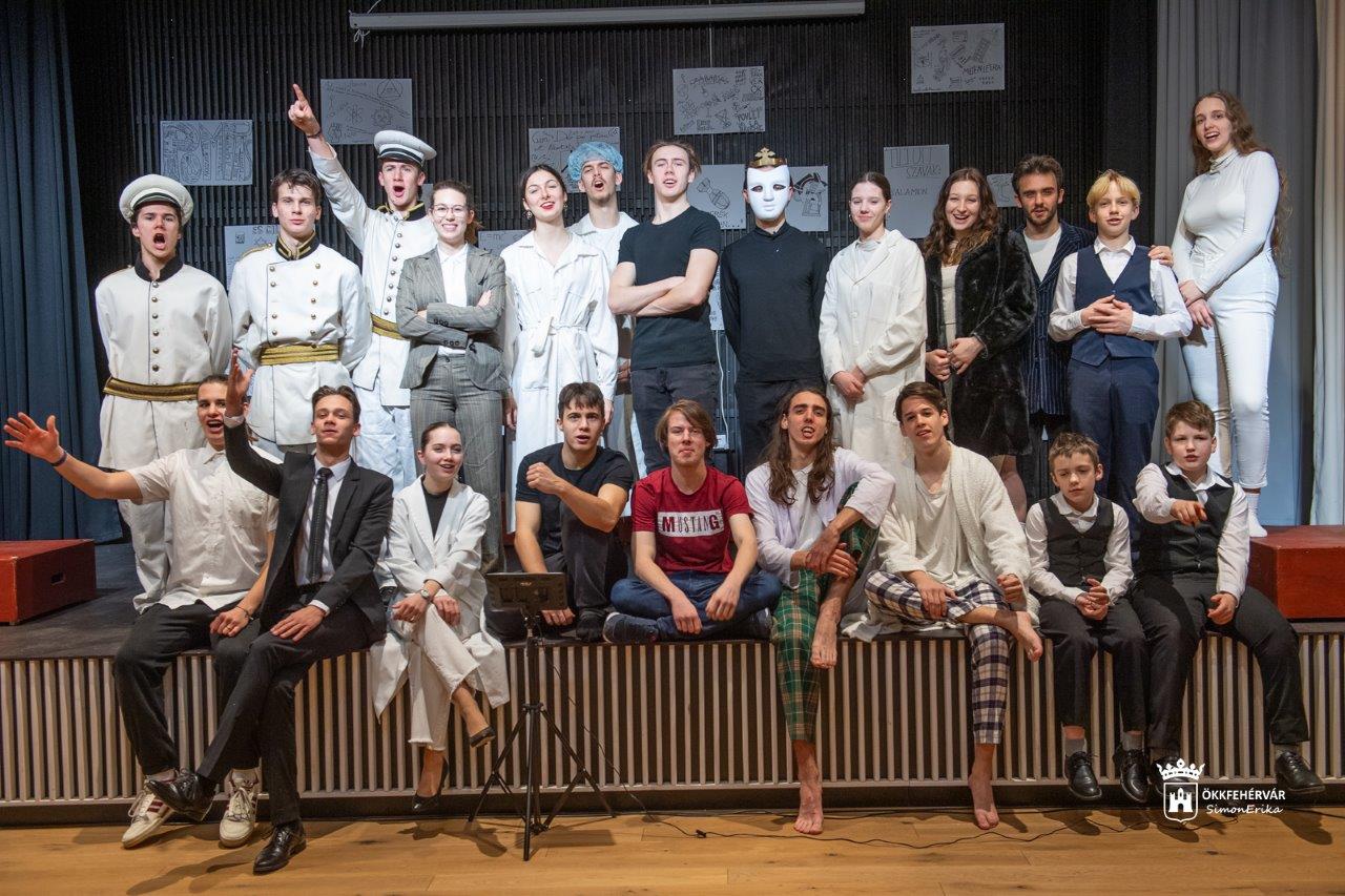 Dürrenmatt A fizikusok című drámája a Fejér Holló Diákszínpad előadásában