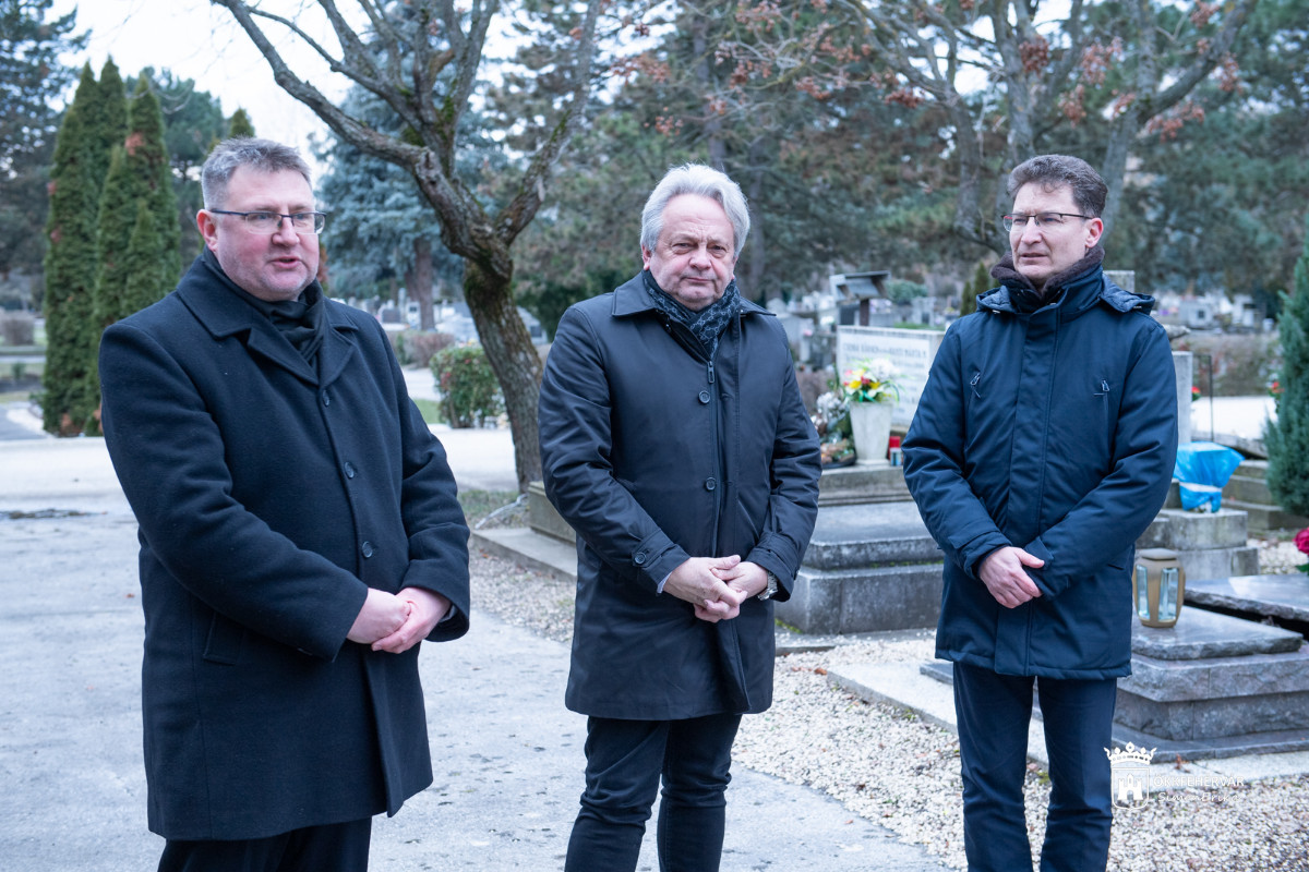 Siklósi Gyula régészprofesszorra emlékeztek a Béla úti temetőben