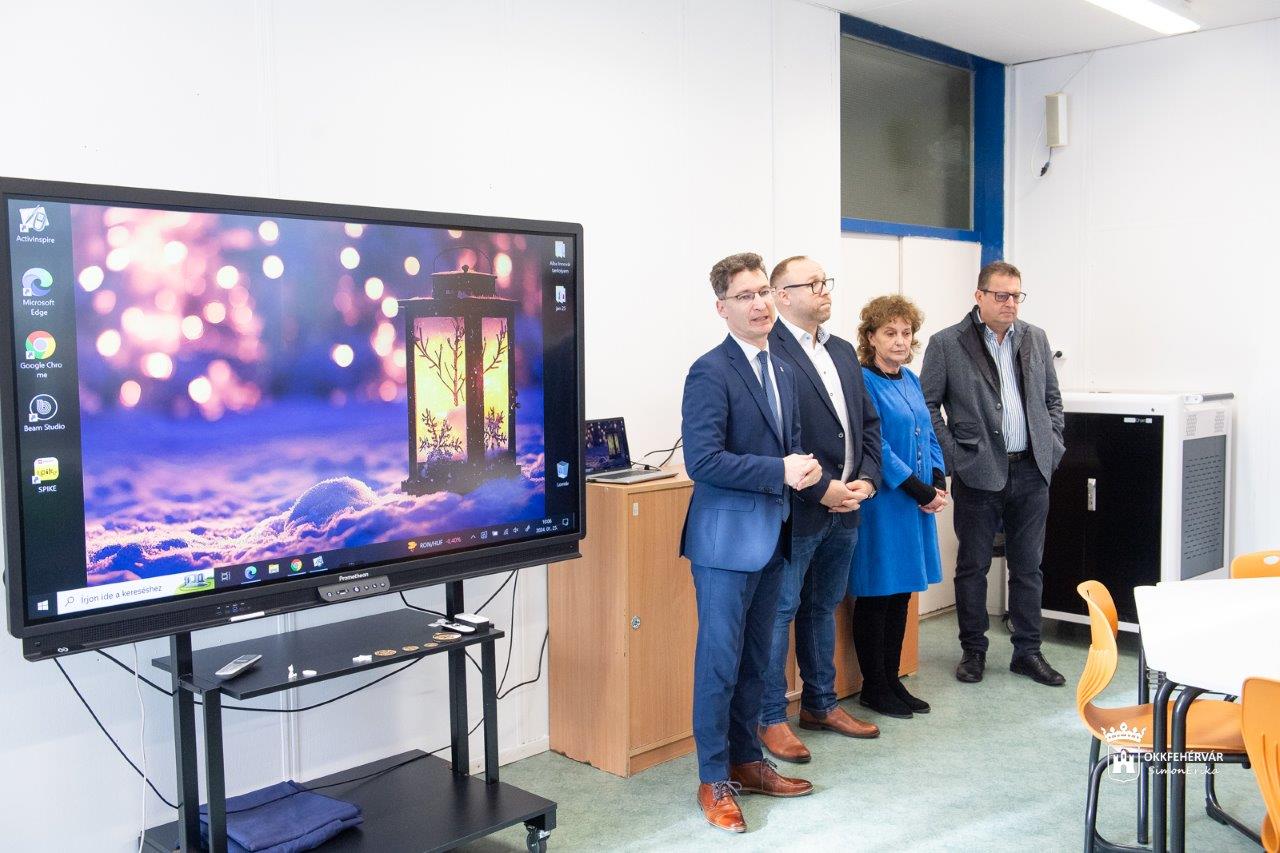 Új okostantermet adtak át a Németh László Általános Iskolában