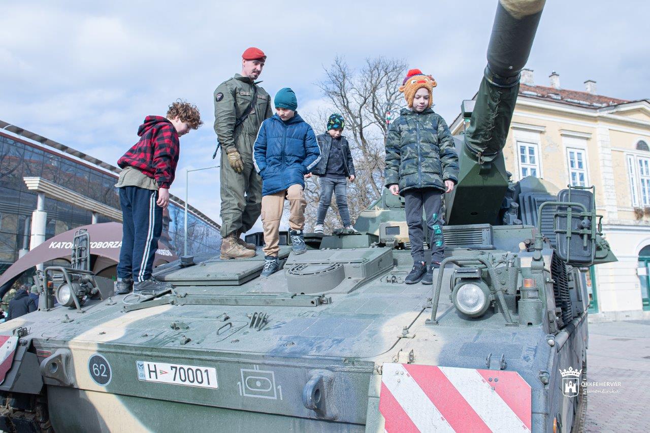 Így mutatkozott be Fehérváron a PZH 2000-es önjáró löveg